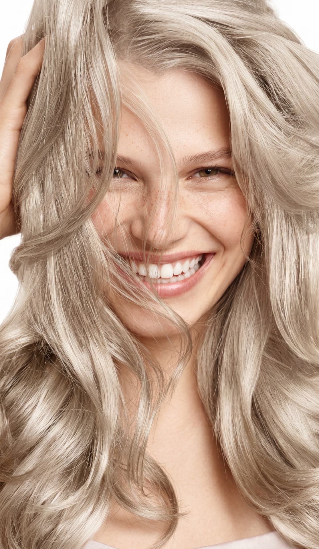 Silver Blonde Set für kühles Blond | Neutralisiert Gelbstich in nur 3 Minuten.  Jetzt auf keune.ch shoppen.